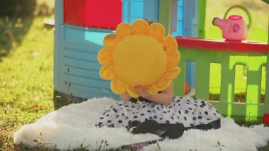 Kız bir yastık saklanıyor