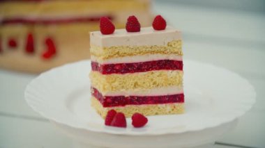 bir tabakta ahududu ile kek