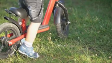 bir çocuk pedallar olmadan bir bisiklet sürmek