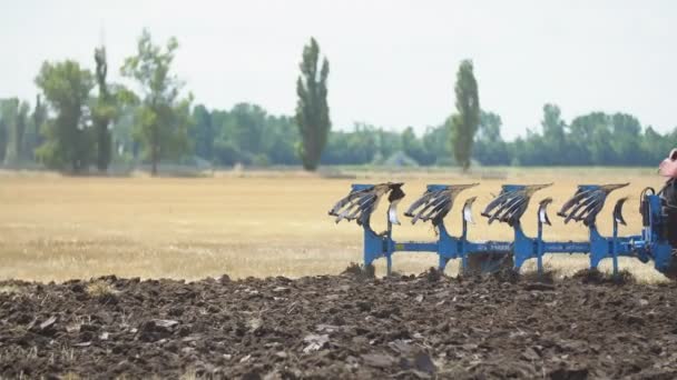 Traktor szántás a föld modern ekék — Stock videók