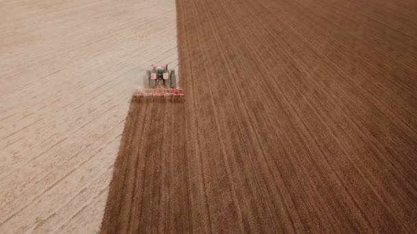 Traktor plogar ett fält — Stockvideo