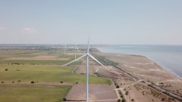 Parques eólicos no fundo do campo e do mar — Vídeo de Stock