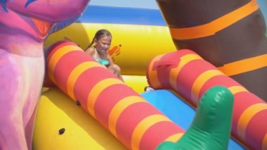 Kız su parkında yokuş aşağı gidiyor.