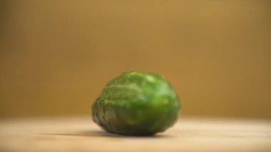 ahşap bir masada bir salatalık