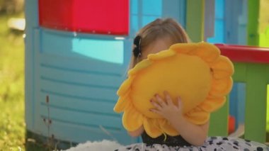 Kız bir yastık saklanıyor