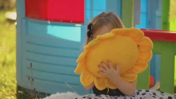 fille se cachant derrière un oreiller 