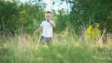 çim boyunca çalışan çocuk