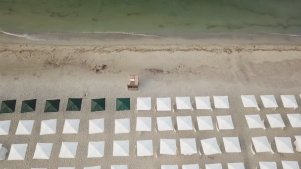 Playa con sombrillas junto al mar — Vídeo de stock
