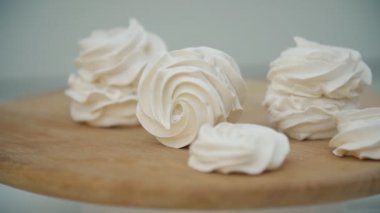 ahşap bir masada marshmallow