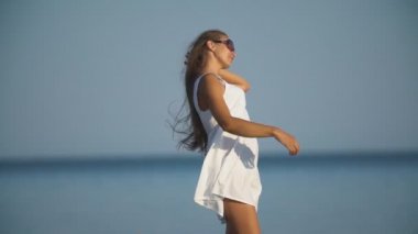 denizin arka planda güneş gözlüğü kız