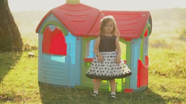 Fille près de la maison de jouets — Video