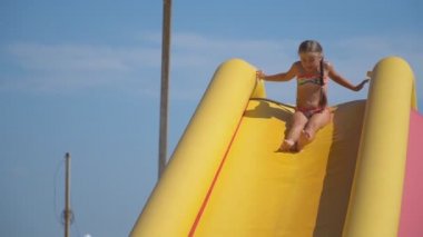 küçük kız büyük bir su kaydırağı iner