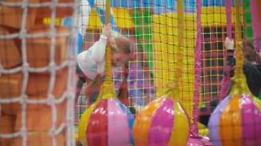 Çocuklar tuvalette oynuyor