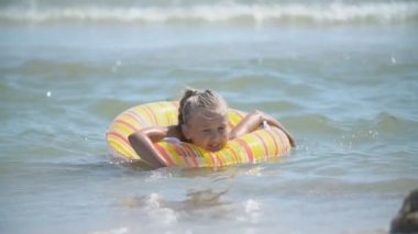 şişme daire ile kız denizde yıkanıyor