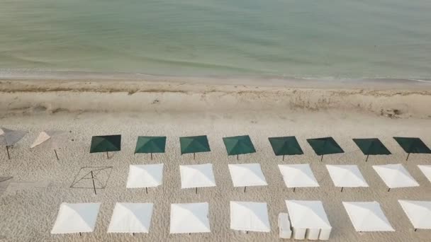 Пляж с зонтиками у моря — стоковое видео