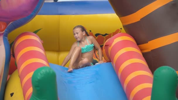 Girl goes downhill in a water park — Stock Video