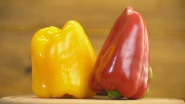 Červené, žluté a zelené papriky — Stock video