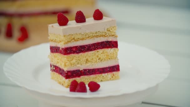 Ciasto z malinami w talerzu — Wideo stockowe