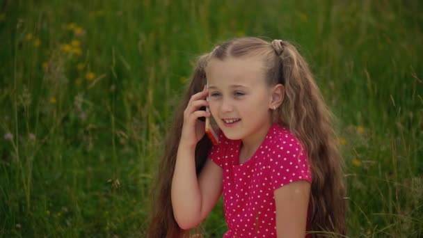 Mała dziewczynka rozmawia przez telefon. — Wideo stockowe