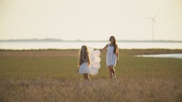 Mamá con hija y globos — Vídeo de stock