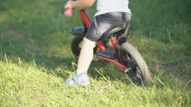 bir çocuk pedallar olmadan bir bisiklet sürmek