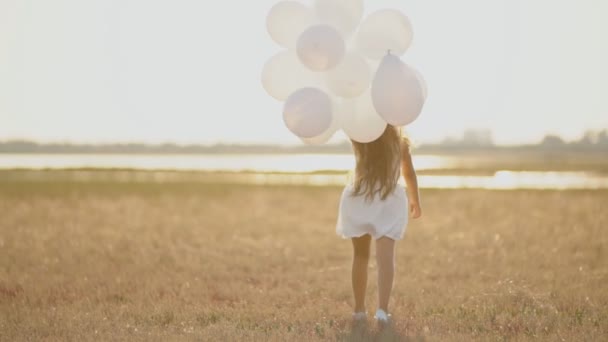 Niña va con pelotas — Vídeos de Stock