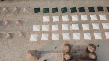 deniz şemsiyeleri ile plaj