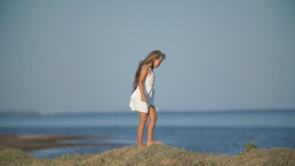 Meisje op de achtergrond van de zee — Stockvideo