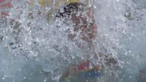 Маленькая девочка спускается с большой водной горки — стоковое видео