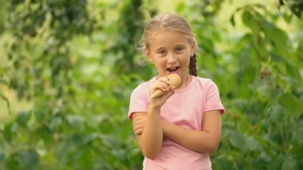 Little girl eating ice cream — Stock Video