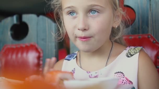Дівчинка їсть суші з паличками — стокове відео
