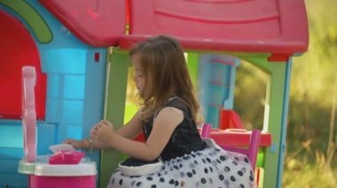 küçük kız bir ringlet çalışıyor