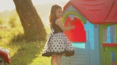 oyuncak evin yanında kız