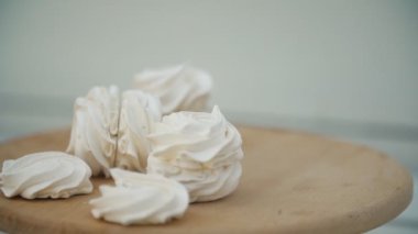 ahşap bir masada marshmallow