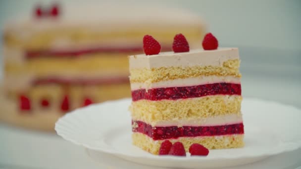 Pastel con frambuesas en un plato — Vídeos de Stock