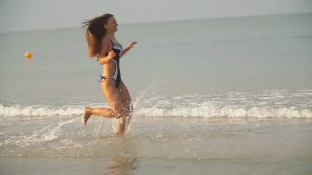 Kız denizde koşuyor. — Stok video