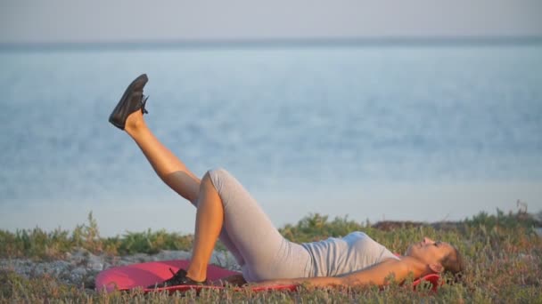 Vrouw doet oefeningen om rugspieren te versterken — Stockvideo