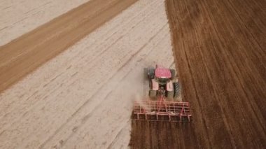 Traktör tarlayı sürüyor