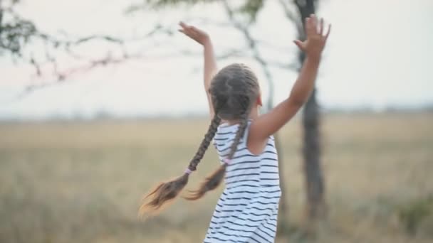 Chica con coletas está girando — Vídeos de Stock