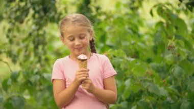 Küçük kız dondurma yiyor.