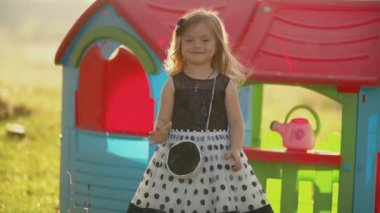 oyuncak evin yanında kız