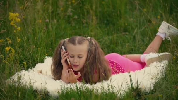 Маленька дівчинка розмовляє по телефону — стокове відео