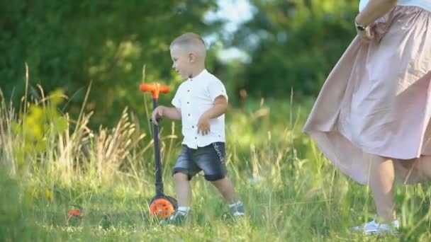 Pojke som springer över gräsmattan — Stockvideo