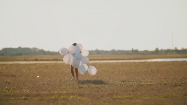 Niña va con pelotas — Vídeos de Stock