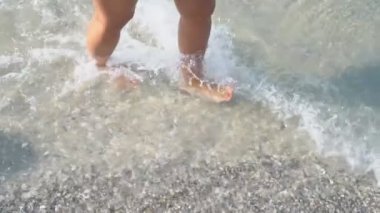 kadın bacakları sığ bir denizde yürümek