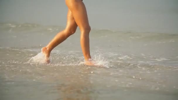 Девушка бежит по морю — стоковое видео