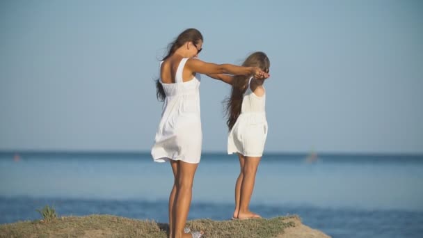 Beyaz elbiseli kızı ile anne — Stok video