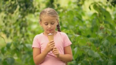 Küçük kız dondurma yiyor.