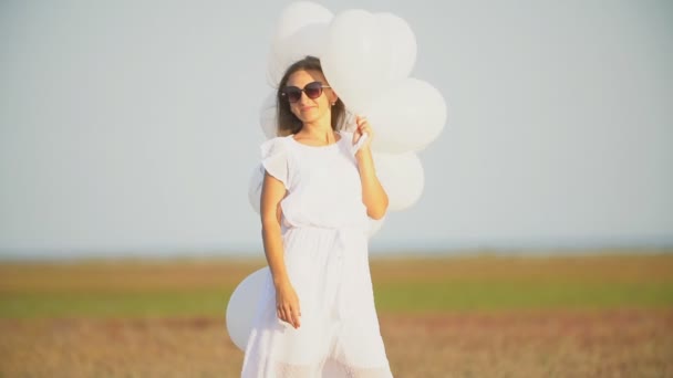 Fille avec des ballons — Video