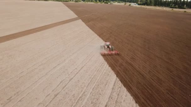 Trekker ploegt een veld — Stockvideo